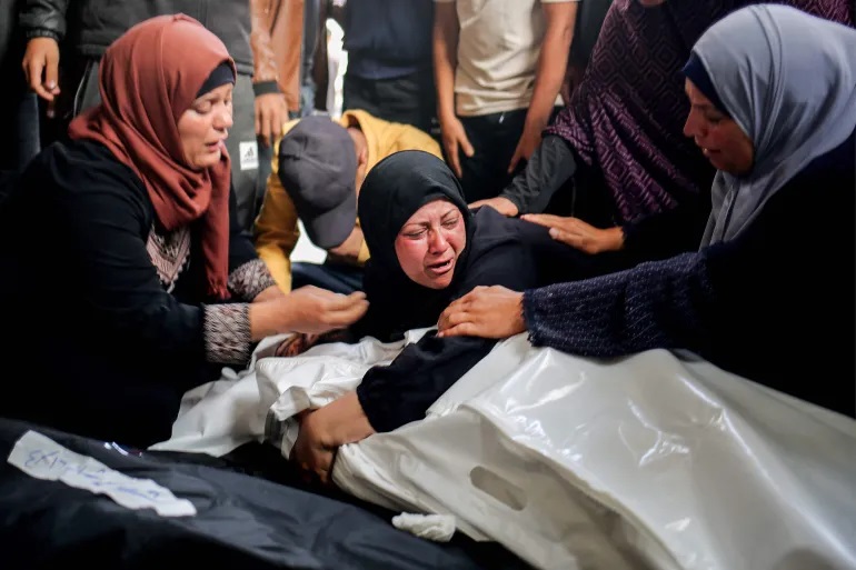 نساء غزة يفقدن يوميا أحبابهن جراء استمرار العدوان الإسرائيلي (الفرنسية)